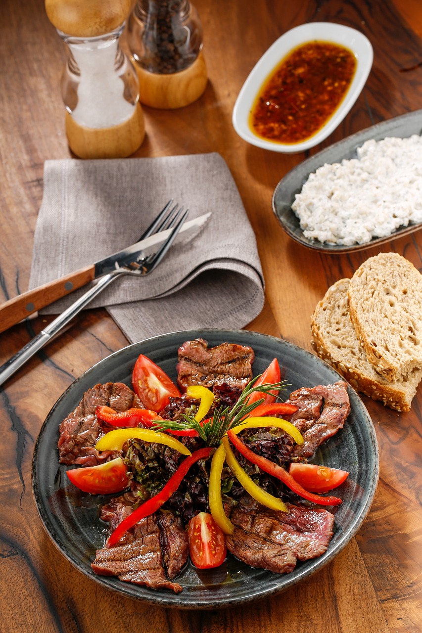 beef peppers bread and sauce